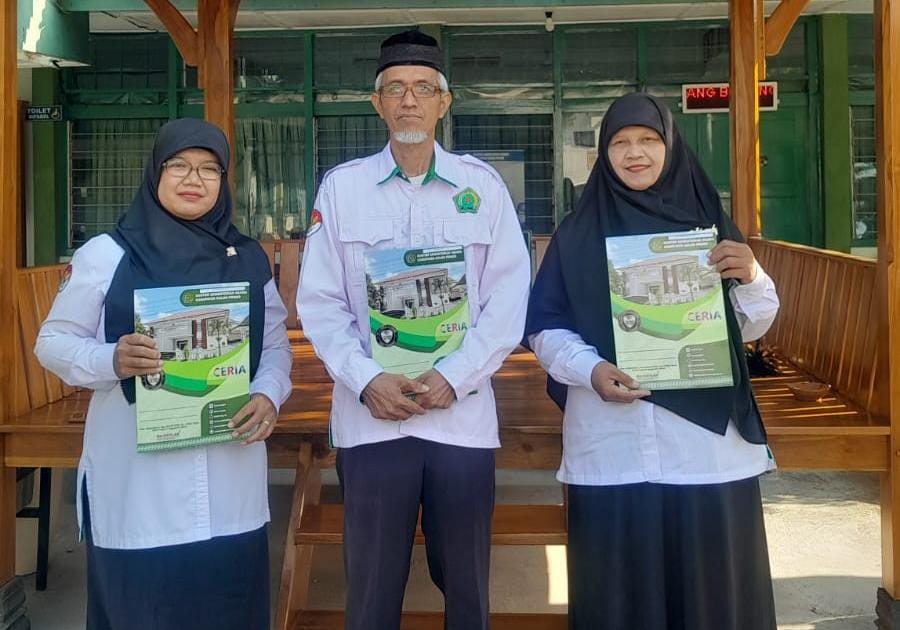 Tiga ASN MTsN 6 Kulon Progo Terima SK Kenaikan Pangkat Golongan IV/b